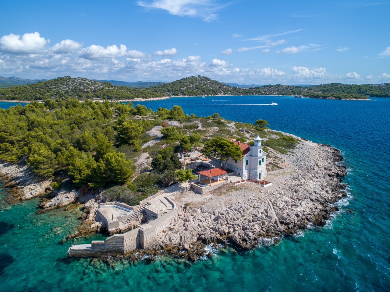 Bezpečný jachting: Jak správně reagovat na nehody a krizové situace na moři