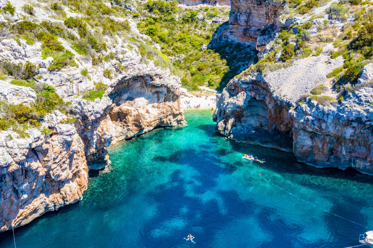 Day 3: The island of Vis and the gate to the caves