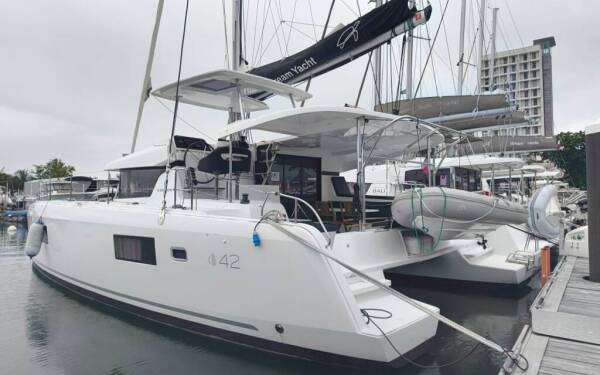 Lagoon 42 PERIWINKLE